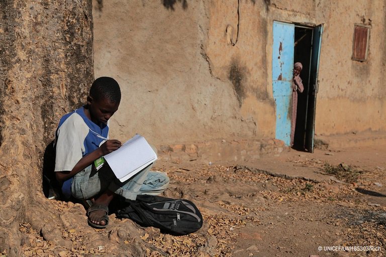 KentPage's tweet photo. Inspiring! Every day, Ahmad, 15, studies under this tree near his home, because it is the last place to get dark. His home does not have lights. “It is my favorite place”, he says of his study spot. v/@unicefeducation https://t.co/MvhOVSktGq