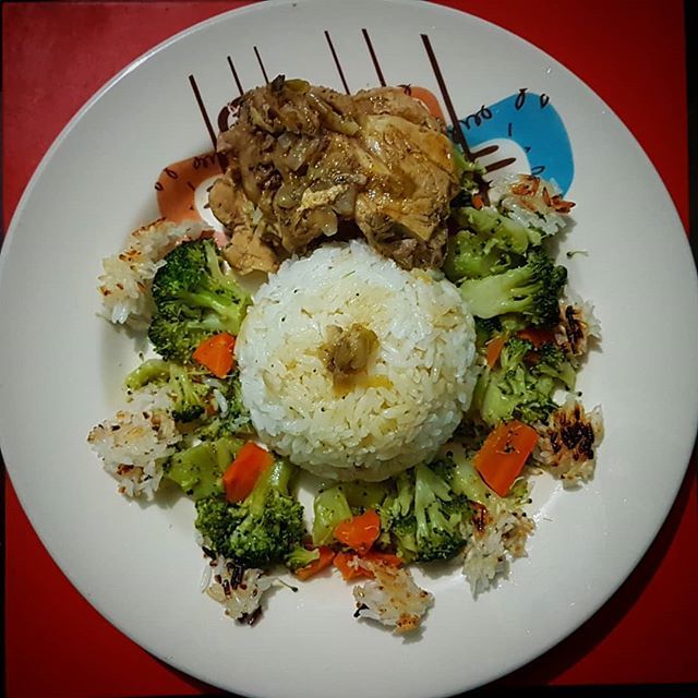 guilwil's tweet photo. POLLO AL JUGO ACOMPAÑADO DE ARROZ, ENSALADA DE ZANAHORIA &amp; BRÓCOLI Y PEDASITOS DE COCOLÓN

#ComidaEcuador #FoodLook #ComidaRica #EstoEsEcuador #comidaencasa #ComidaLatina #ComidaColombiaba #comidaperuana #CarneDeRes #foodlover #youtubeec #YoutubeFood #bl… https://t.co/c91RbR0Pny https://t.co/hfKHm1Eran