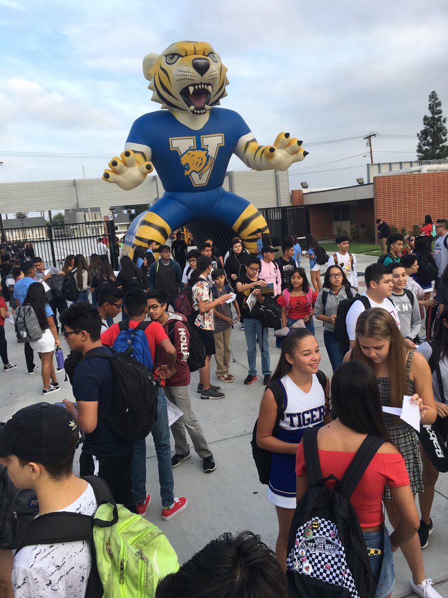 ValenciaTigers's tweet photo. And away we gooooo! #PYLfirstday #vhsshowyourstripes https://t.co/F2kKUk68Hv