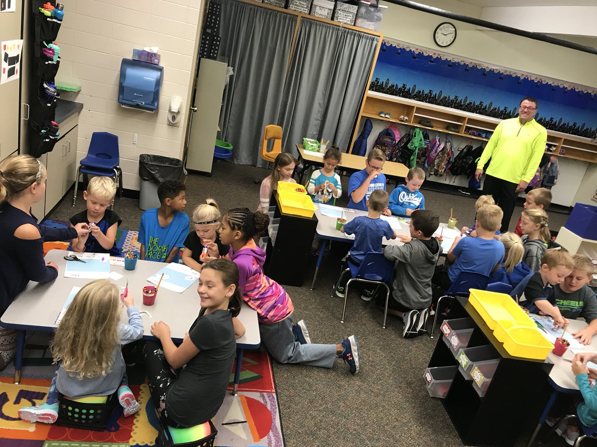 KindersBaum's tweet photo. BLUE day in Kindergarten! Our 5th grade buddies helped us with our BLUE sky art project this morning! @MrE5thgrade #BurroPride #kindergarten https://t.co/awWUzeM632