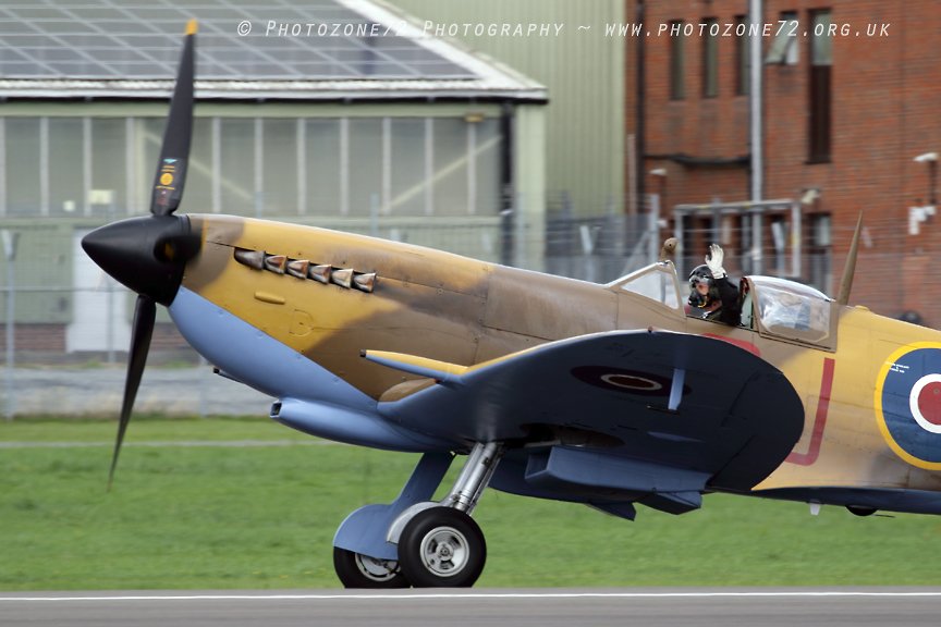 EssexHebridean's tweet photo. You can take the boy out of @RAFTutorDisplay , but you can't take the famous #TeamTutor wave away! 😂😂 Great waving from @RAFBBMF 's Andy Preece on landing at @Wings_n_Wheels on saturday! https://t.co/jRREokRkvZ