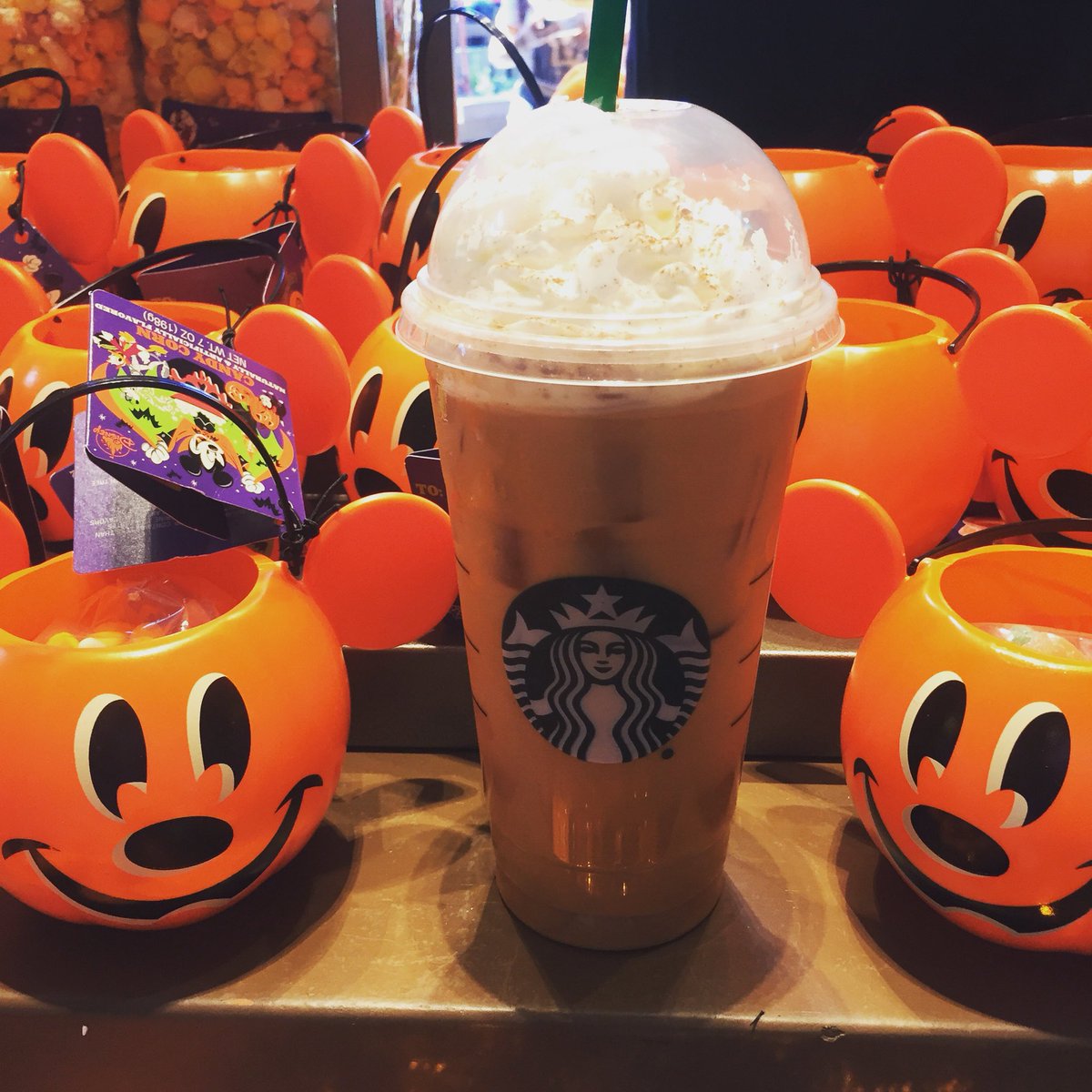 AlyssaTheAmazon's tweet image. It’s the most wonderful time of the year~ @DisneylandToday and @Starbucks make the perfect combo! #PumpkinSpiceLatte #PSLtime