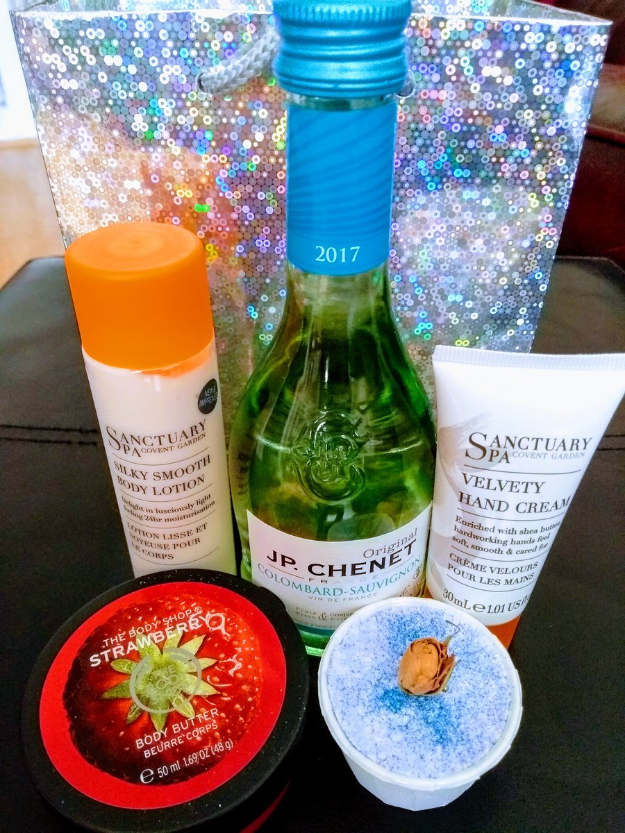 Cat_Lumb's tweet photo. Have the most amazing #BestFriend - who just happened to put me together a bag of goodies because I've been having a tough time. #LoveHer 
And, the blue thing with a flower is a bath bomb with glitter...that she made herself! 😄 #BestestFriendEver https://t.co/R1y0oBZz04