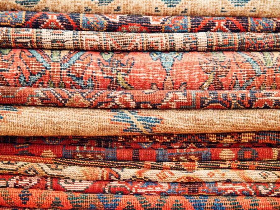 "The Expert's Guide to Antique Rugs." #discoveredonDECASO bit.ly/2wtDNR1