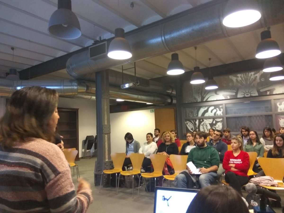 kycstudio_uy's tweet photo. Empezó la charla de Estado Gráfico.  Caro Curbelo nos cuenta El Embarque. #CCEMontevideo https://t.co/7HXP5qlLQq