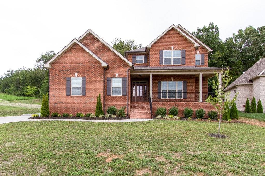 LisaCondra's tweet image. This beautiful new full brick home is move in ready. Builder has already taken care of a huge item on your honey do list. 2" blinds on all windows. Large home site. 632 Twin View Dr. Murfreesboro. Red Realty LLC. 615-896-2733