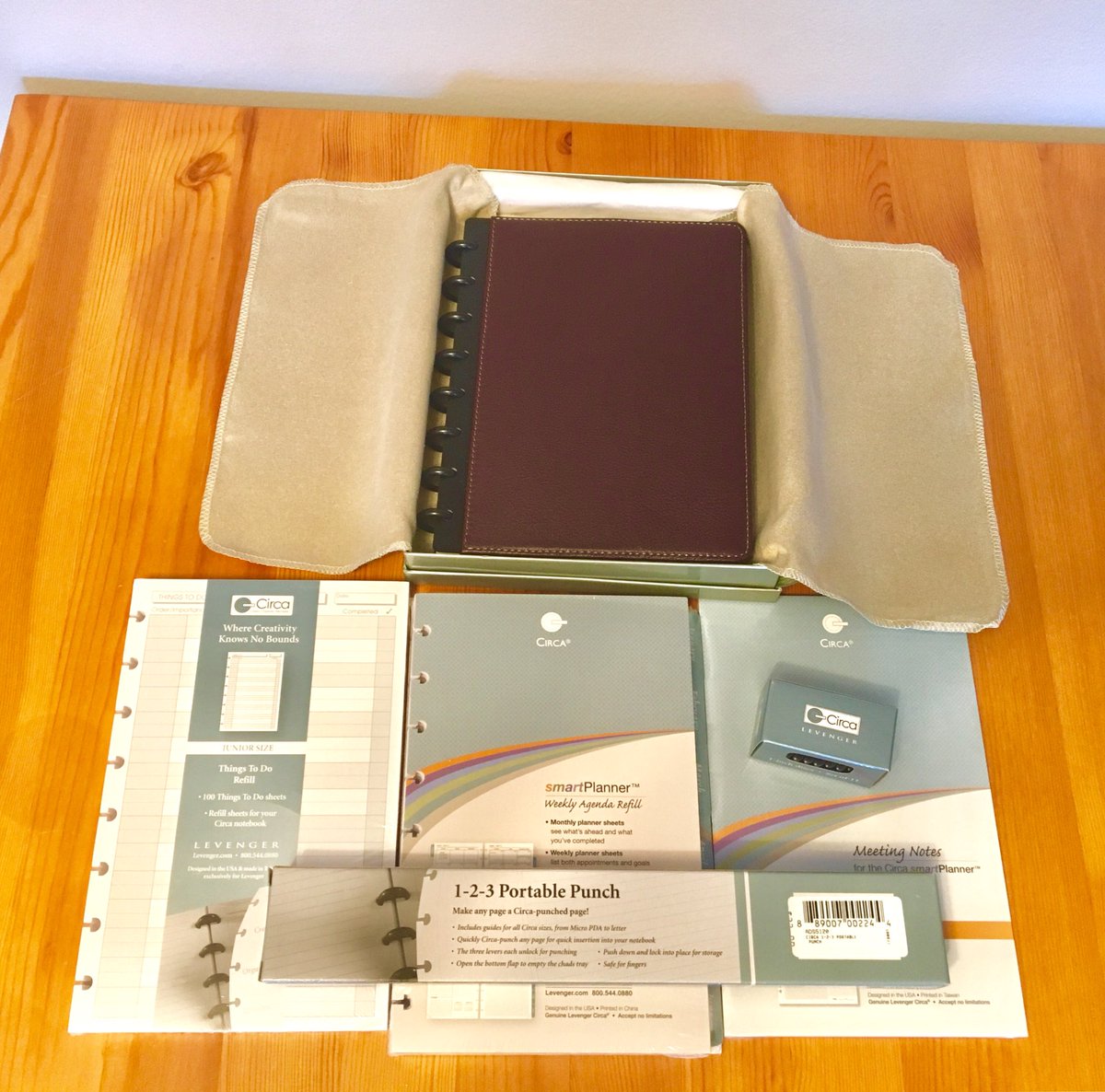 sarah_thayer_'s tweet photo. Back to school feels and that hyper stressful proposal season: I present my brand new @Levenger notebook organization setup! #proposallife #organizationnerd #bulletjournal #sorta https://t.co/fZJS82zVbf