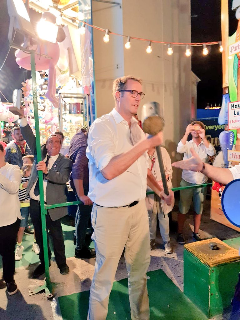 Alex_Schweitzer's tweet photo. Heute Abend mit Michael Kissel und Jens Guth, MdL in #Worms. Die traditionelle #Backfischfest - Olympiade des Schaustellerverbandes. Interessante Teams von #SPD bis #Dominikanerkloster. Disziplinen wie #HaudenLukas und #Geisterbahnfahren. Schön! https://t.co/LSC9IAGuKk