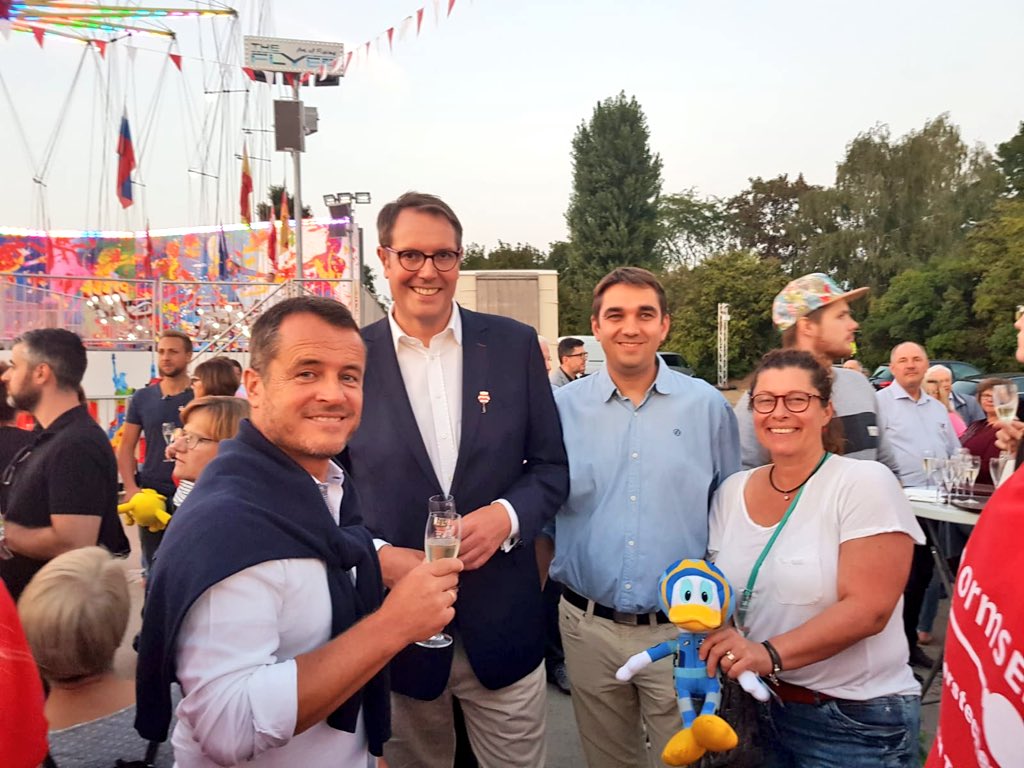 Alex_Schweitzer's tweet photo. Heute Abend mit Michael Kissel und Jens Guth, MdL in #Worms. Die traditionelle #Backfischfest - Olympiade des Schaustellerverbandes. Interessante Teams von #SPD bis #Dominikanerkloster. Disziplinen wie #HaudenLukas und #Geisterbahnfahren. Schön! https://t.co/LSC9IAGuKk