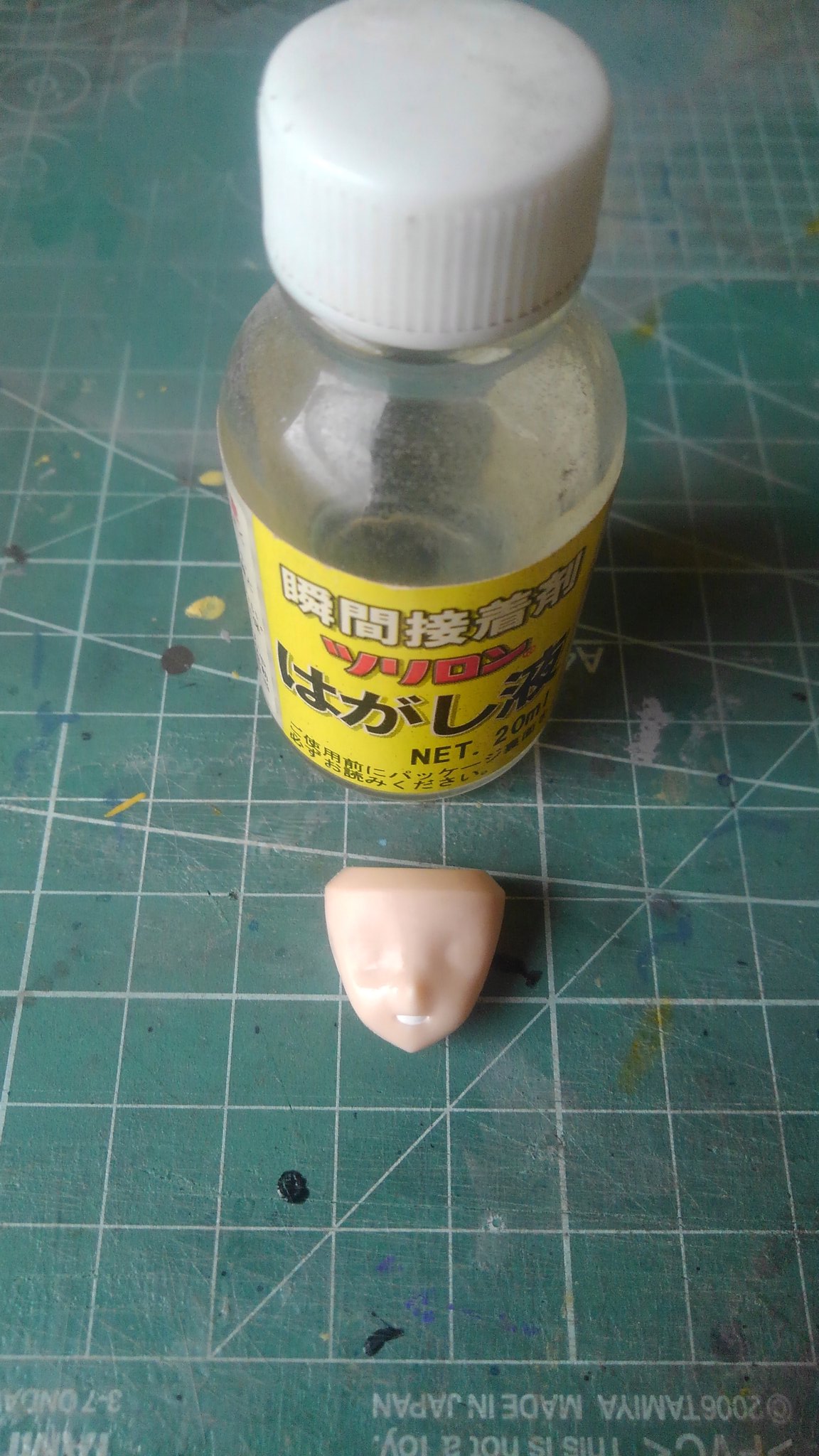 どーまん V Twitter 100均で良く見かける瞬間接着剤の剥がし液ですが タンポ印刷を剥がすのに威力がある事を発見しました 綿棒で少量を塗って上から擦ると瞬時に溶けはじめて割りと簡単に落とせました 悪くないかも 口の部分は あえてのこしました