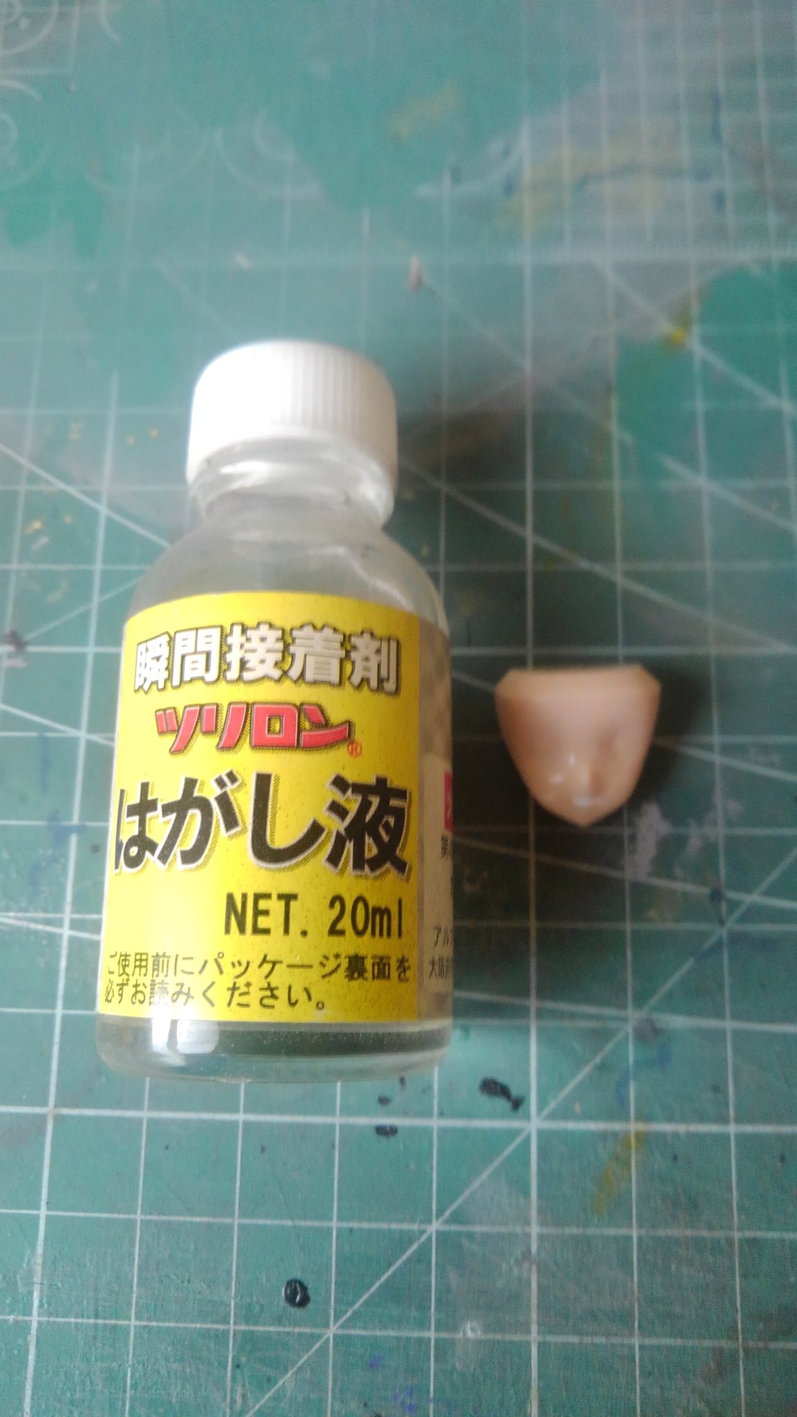 どーまん V Twitter 100均で良く見かける瞬間接着剤の剥がし液ですが タンポ印刷を剥がすのに威力がある事を発見しました 綿棒で少量を塗って上から擦ると瞬時に溶けはじめて割りと簡単に落とせました 悪くないかも 口の部分は あえてのこしました