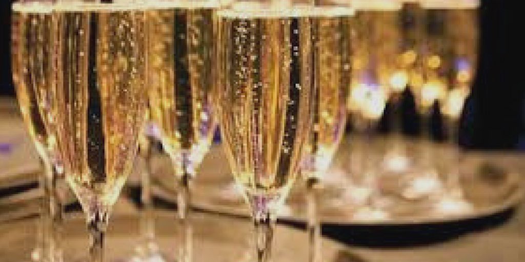 There are an estimated 49,000,000 bubbles in every bottle of champagne 🥂 #alcoholfacts #champagne #fizz #bubbles