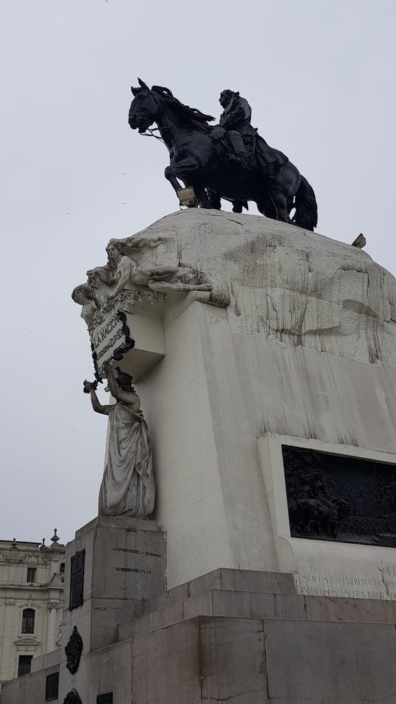 flormosenia's tweet photo. Hoy me contaron la historia de la estatua en la plaza San Martin de Lima. Parece que al escultor le encargaron que hiciera sobre el casco de la estatua una llama de fuego que simbolice la libertad y el tipo se confundió e hizo una llama pero EL ANIMAL QUE ESCUPE. Lo amo. https://t.co/n3whDGx9Ev