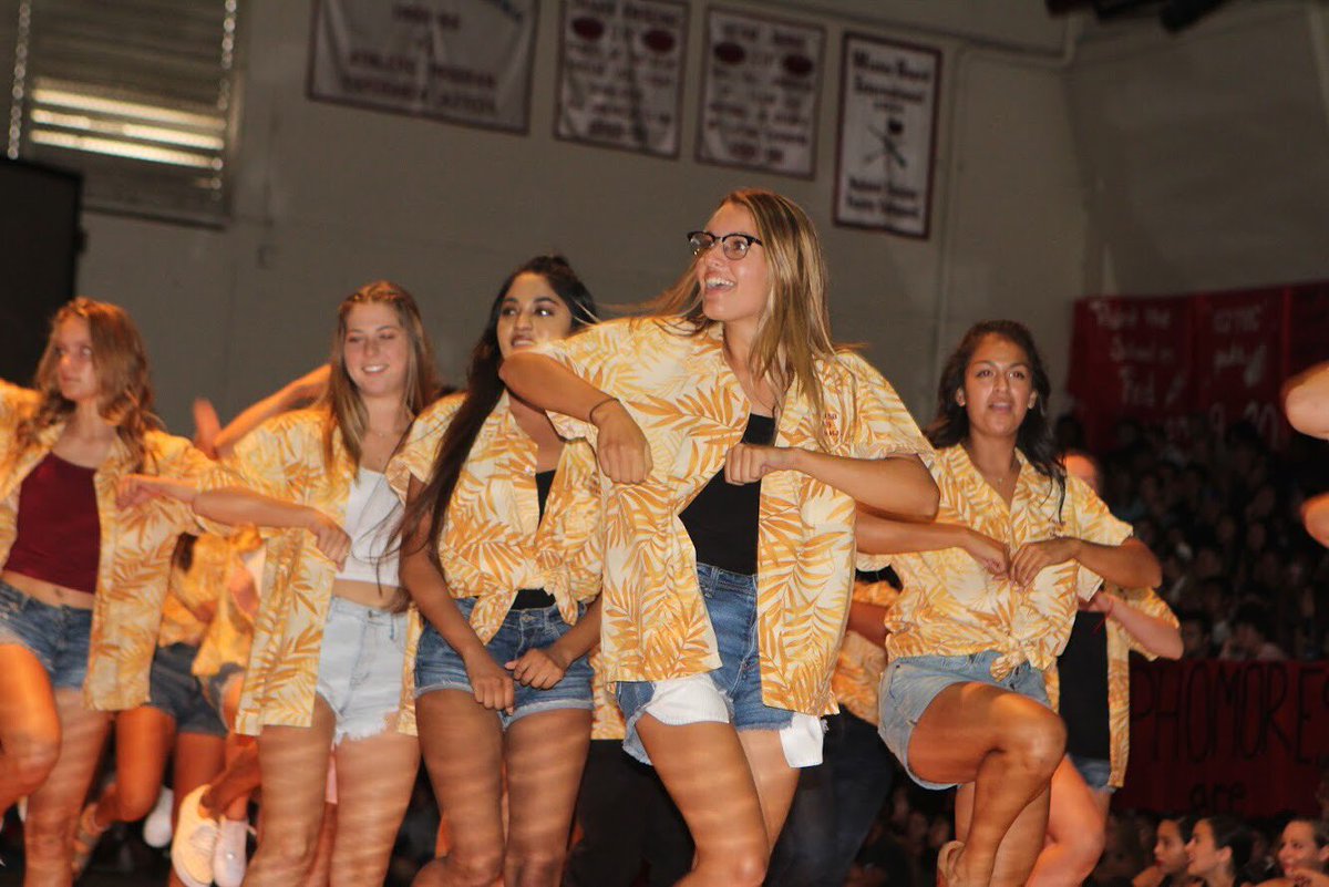 EsperanzaAztecs's tweet photo. This morning, Esperanza High held a “Welcome Back Pep Rally” for the entire student body! We’re pretty sure the entire @pylusd school district heard that #AztecPride loud and clear! #AztecsBTS #PYLfirstday @aztecnation_ https://t.co/zLXSDEoZfV