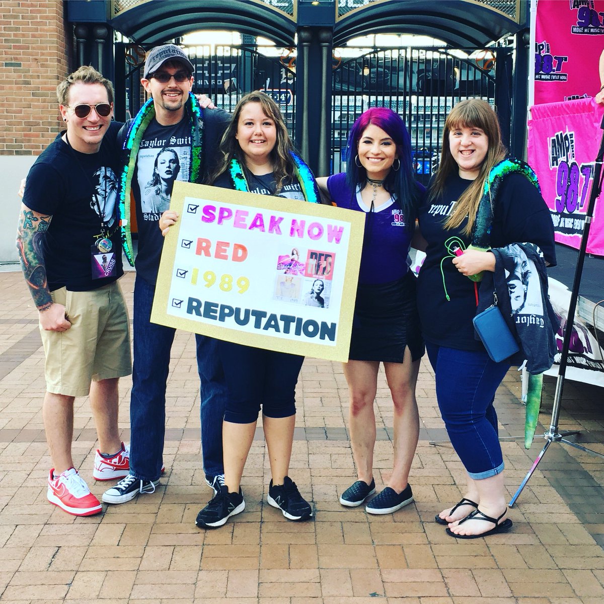 AndreaPipa18's tweet photo. We love you @ChrisCruise and @JuliaRadio987 from @987ampradio!! πβ€οΈ
#ReputationTour2018 #TaylorNation https://t.co/wO6CXCkGML