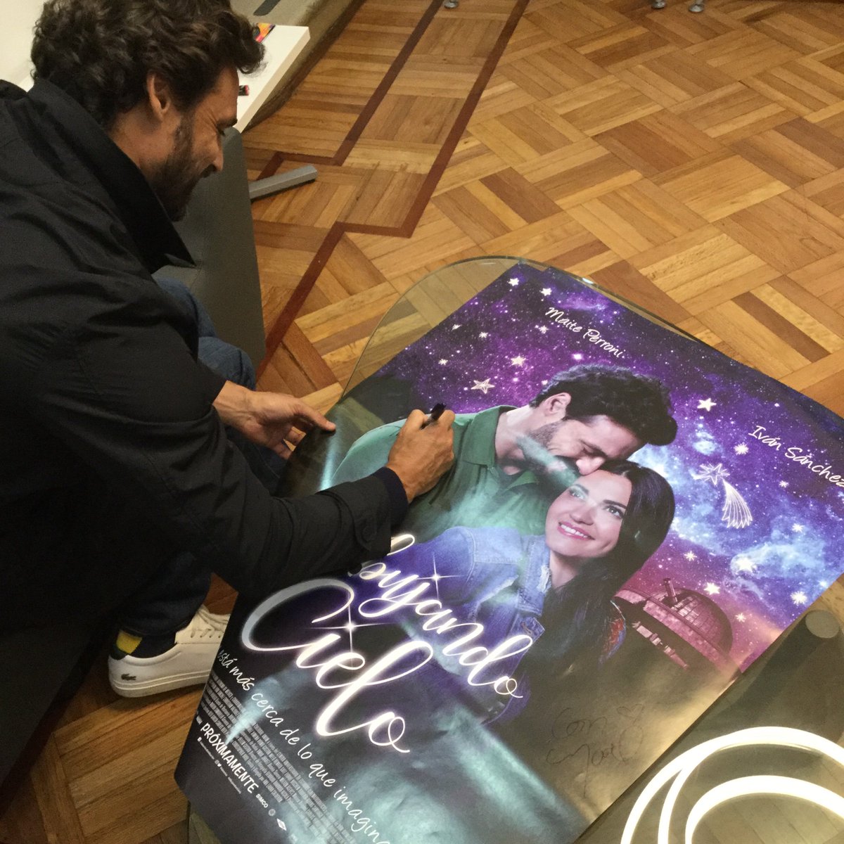 LosBingers's tweet photo. Una gran tarde nos regalaron hoy @MaiteOficial e @ivansanchezz_ en el #MeetAndGreet de #DibujandoElCielo . Nos dejaron pósters autografiados para ti. Sigue a Sector para saber cómo obtener uno. ¡Y gracias a quienes nos acompañaron hoy! https://t.co/IPWaNidJTo