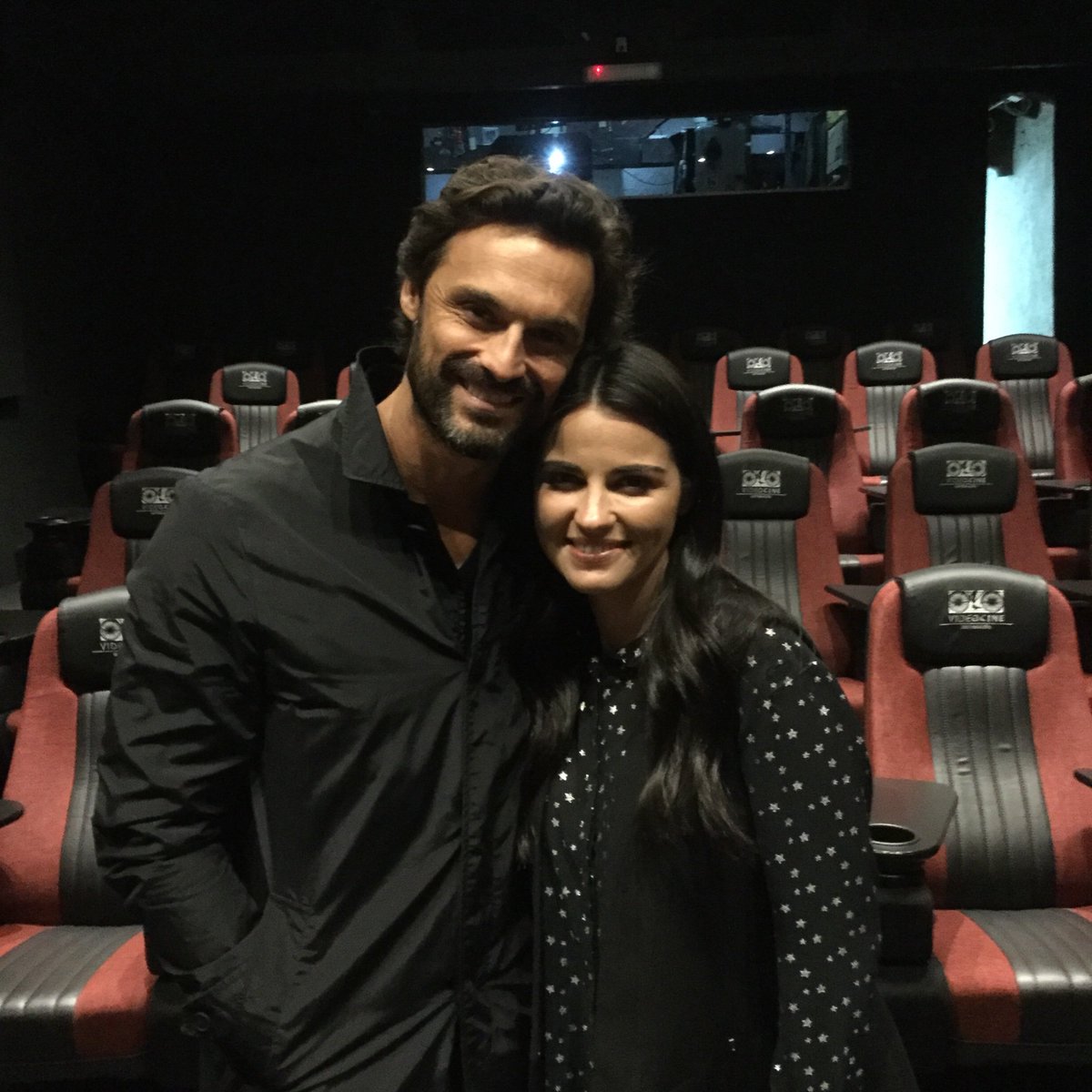 LosBingers's tweet photo. Una gran tarde nos regalaron hoy @MaiteOficial e @ivansanchezz_ en el #MeetAndGreet de #DibujandoElCielo . Nos dejaron pósters autografiados para ti. Sigue a Sector para saber cómo obtener uno. ¡Y gracias a quienes nos acompañaron hoy! https://t.co/IPWaNidJTo