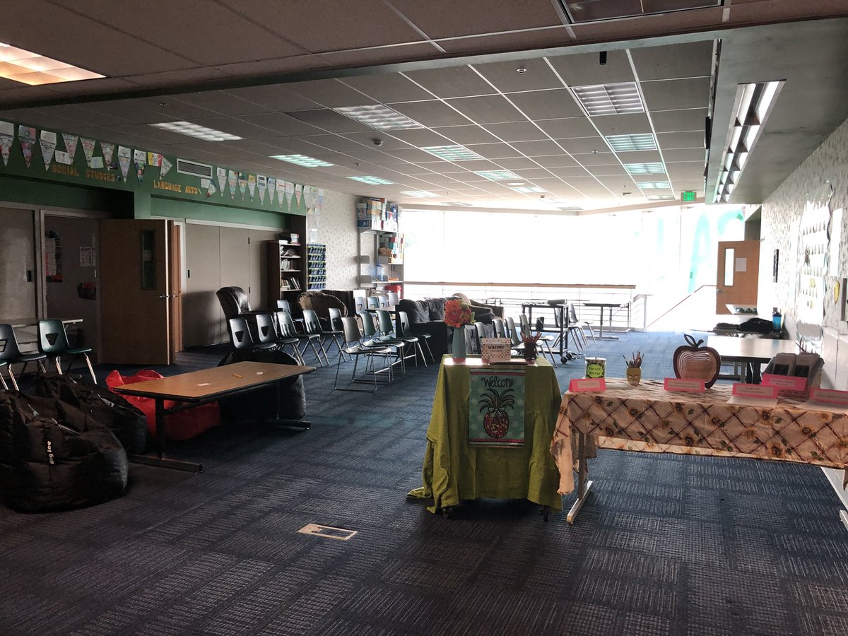 CastleRock_MS's tweet photo. Sir Gawain is ready for BTSN♥️#proudprincipal #CRSchoolsRock https://t.co/Ebgv5d1mZ3