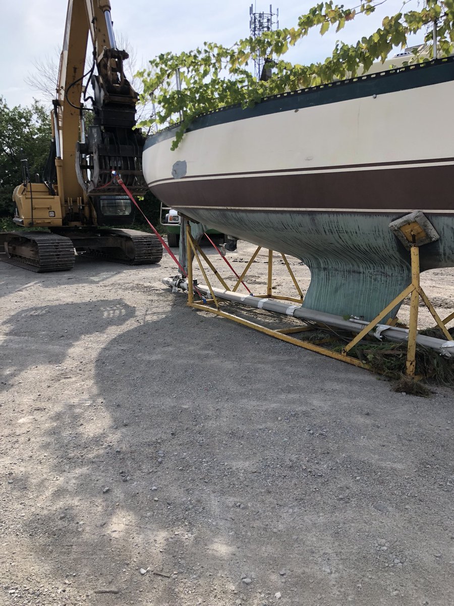 rjmarineyachts's tweet photo. This poor 26’ #hughesail boat is about to meet her last day as a #boat no more wind crossings for this gal, 15 years on the hard haven’t treated her well.  #rjmarine #sailboat #shouldbeboating #ratherbeboating #distroyingthings @rjmarineyachts https://t.co/1ENncOgp5x