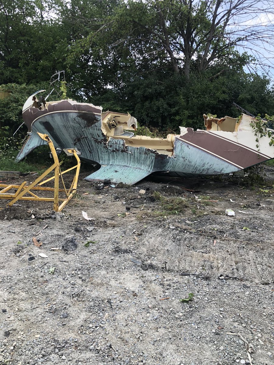 rjmarineyachts's tweet photo. This poor 26’ #hughesail boat is about to meet her last day as a #boat no more wind crossings for this gal, 15 years on the hard haven’t treated her well.  #rjmarine #sailboat #shouldbeboating #ratherbeboating #distroyingthings @rjmarineyachts https://t.co/1ENncOgp5x