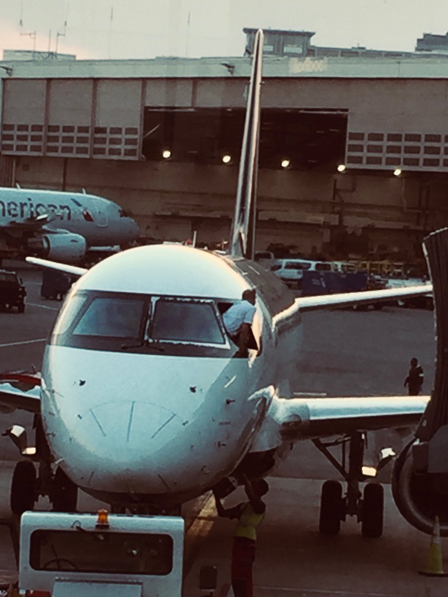 Pilot of ⁦<a href="/AirCanada/">Air Canada</a>⁩ jet checking out the scenery at Reagan National. #stuckjetway #toofunny