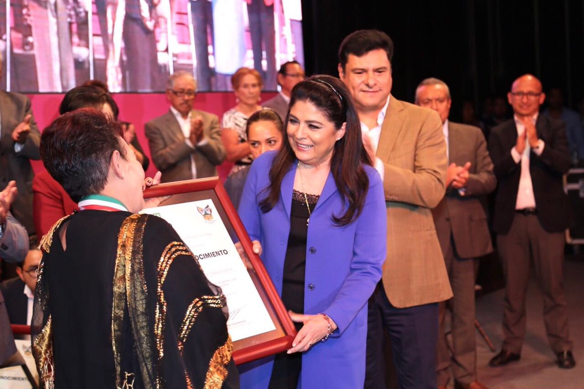 difhgo's tweet image. Preside nuestra Presidenta de patronato @victoriaruffo31 Ceremonia  del Día nacional de las personas Adultas Mayores,así mismo entrega el galardón “Gloria Conde “ a quienes por su trayectoria son pilar del crecimiento de la entidad por el trabajo realizado a lo largo de su vida.