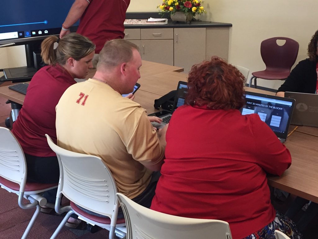 NicoleThomas722's tweet photo. Awesome #CHSTechTuesday led by our fabulous Driver’s Ed teacher. @quizlet @MobilePublicSch @ThreadgillMCPSS #CHSnation #quizletlive https://t.co/6Mbgl3igmo