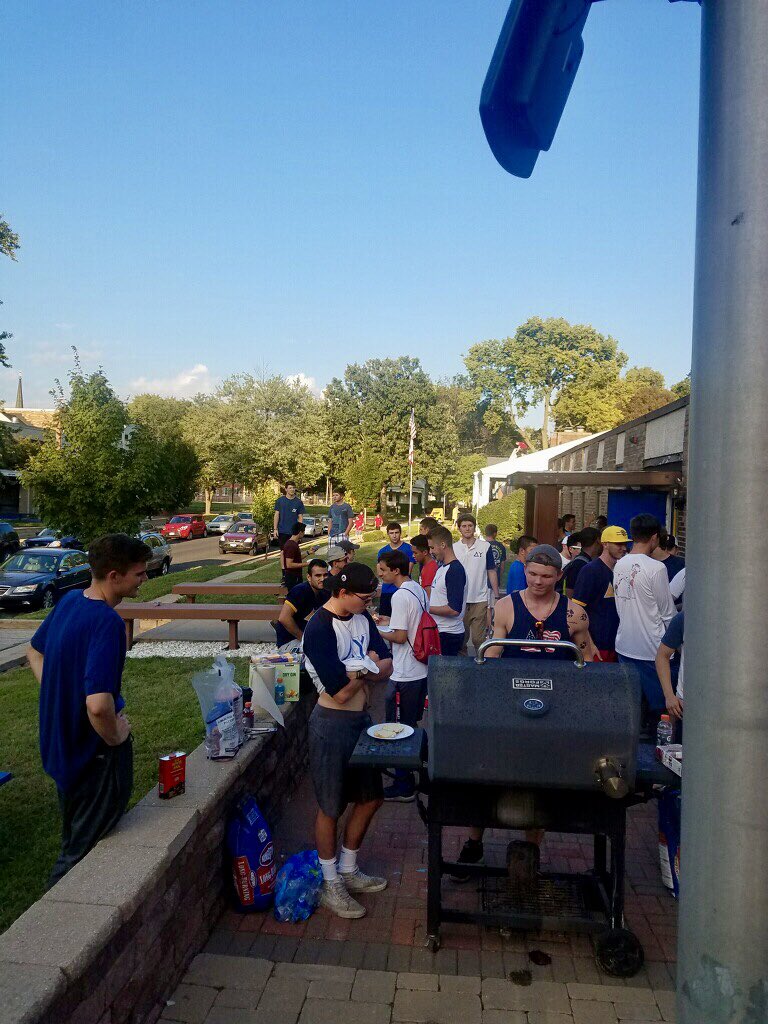BU_DeltaUpsilon's tweet photo. Come by the house for some burgers and brats 6-9! #RushDU https://t.co/vLOK0yprzF