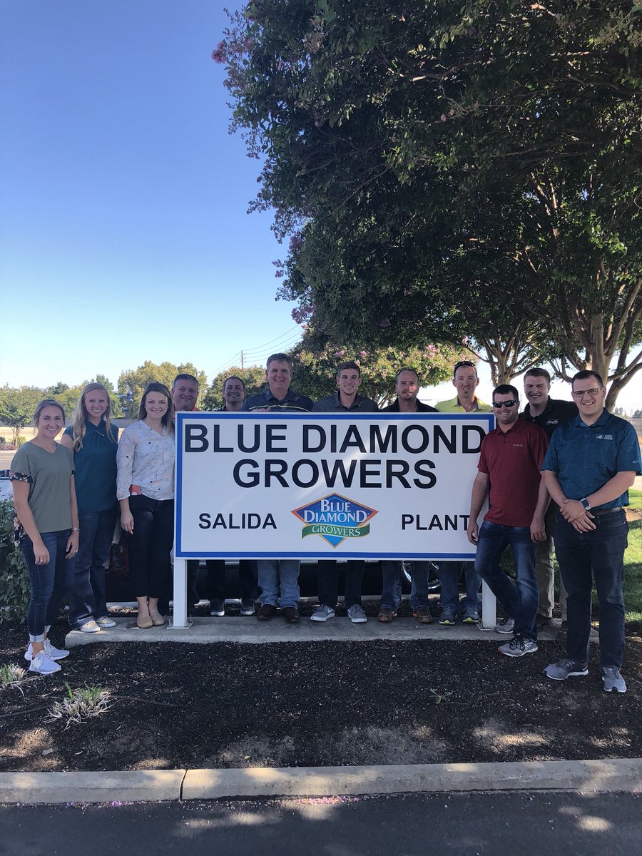 shelbsBAM's tweet photo. Thank you @BenGoudie for your time teaching the #IPLA2018 class about Blue Diamond Almonds! Crazy that California supplies 83% of the worlds almonds! @BlueDiamond https://t.co/OPtm3MlNw7