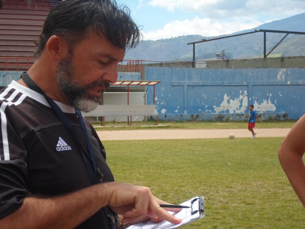 AtleticMerida's tweet photo. #Galeria || Alexander Acosta y Orlando Santiago son los encargados de comandar los trabajos de nuestro equipo. #VamosAtletico ⚽🏃 https://t.co/a2GyHVrXN0
