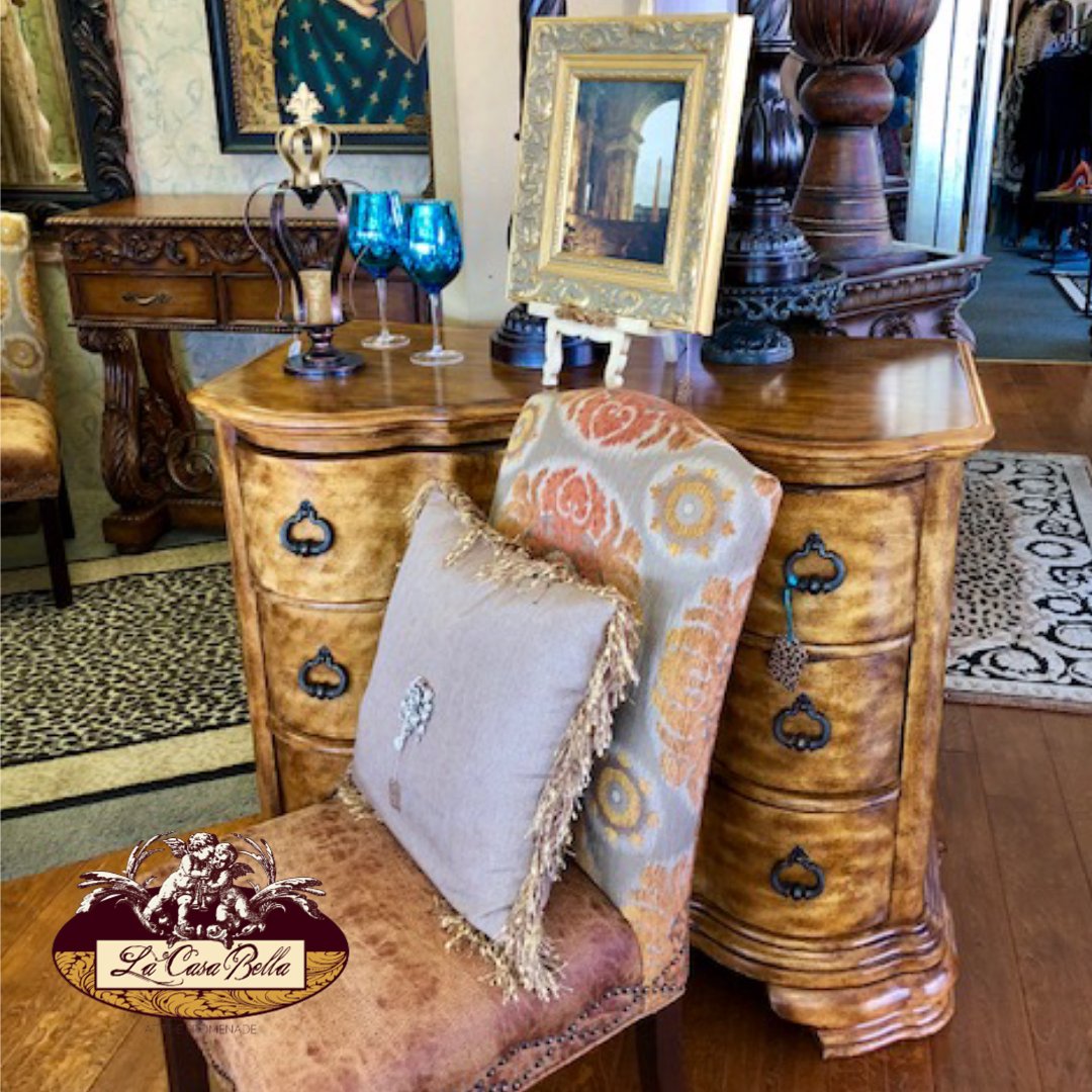Glam up any room with a piece from La Casa Bella!
#LaCasaBellaABQ #HomeAccents #FurnitureConsignment #InteriorDesign