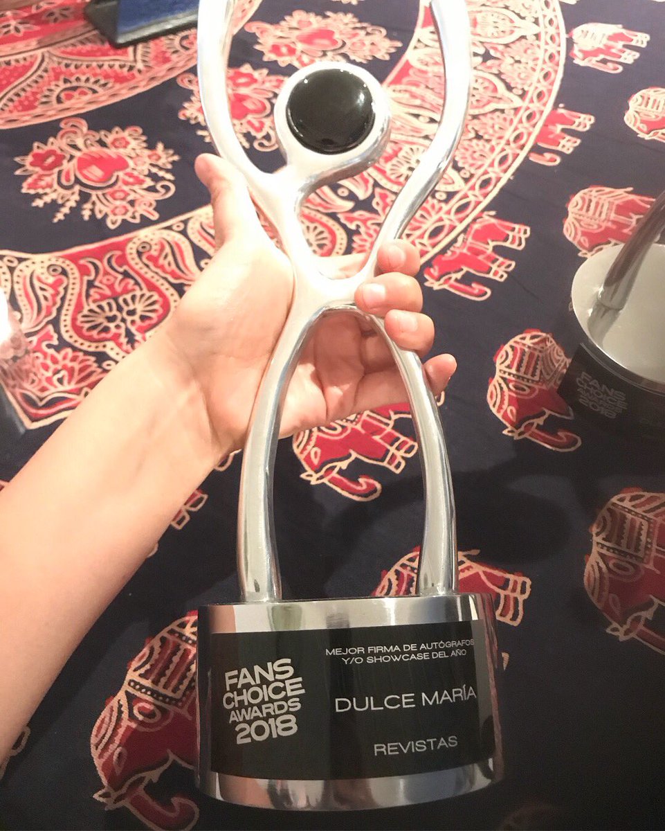 DulceMaria's tweet photo. Gracias mis guerreros!! me llegaron estos premios q obviamente gracias a ustedes!❤️❤️ #fanschoiceawards2018 #categorías #pop #fragancias #revistas Los quiero con todo mi ❤️🙌🏼y les agradezco porque su cariño es lo más valioso y lo más real de esta carrera 🙌🏼😘🙏🏻❤️ https://t.co/0J8Uz35q7X