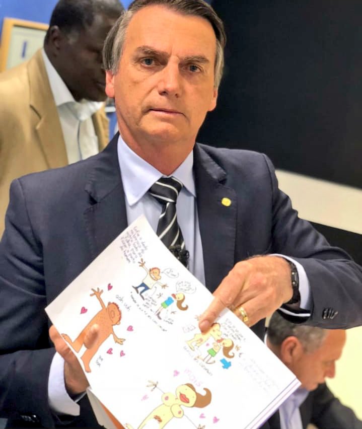 DraClaudiaBr's tweet photo. Mamães e Papais presentes, conheço até casais gays q são contra! 

O que acham de um livro como esse para educar seus filhos sobre sexualidade a partir dos 6 anos? 

#ContraIdeologiadeGenero 
#ForaKitGay #DeixemAsNossasCriancasEmPaz
#BolsanaroNoJornalNacional https://t.co/WprPUlHJfL