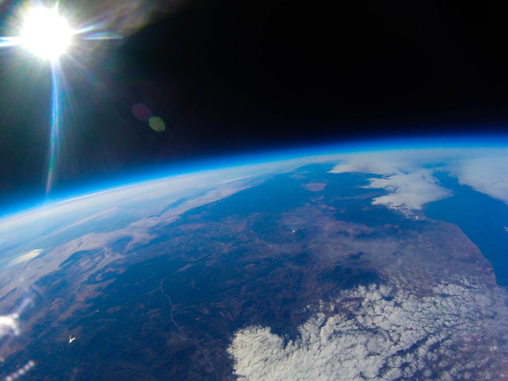(...) não saem voando pelo espaço, ou seja, por causa da gravidade terrestre ou, mais precisamente, pela ação das massas.