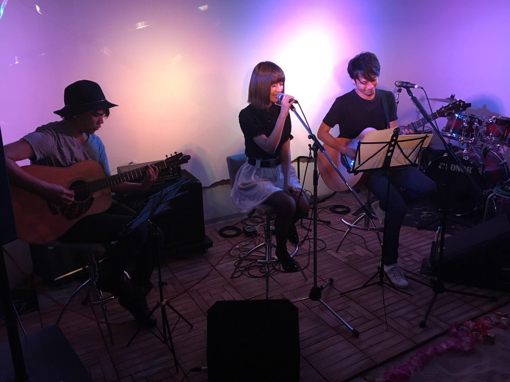 Planet_Garden's tweet photo. 齊藤真生presents『夏の終わりの作曲会』に急遽でしたがYU-RI、HAGIがGUESTで出演させて頂きました。最高に楽しいライブでした。
ビーチになった素敵な会場、素敵な歌、素敵なコラボに即興、そしてとても温かい素敵なお客様と素敵だらけでした笑
改めて齊藤真生さん、お呼び頂きありがとうございました https://t.co/piK3nASsY1