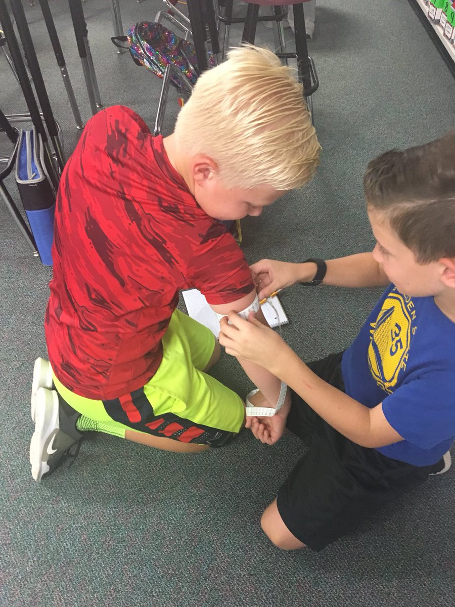 KatinaOsth's tweet image. Measuring non linear things with measuring tape. So much fun! #CSISD #skawesomesince1967 #science