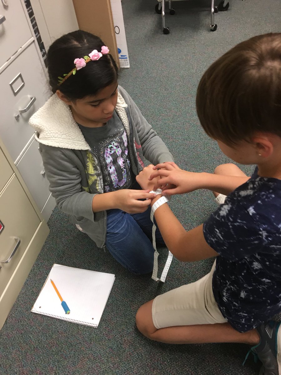 KatinaOsth's tweet image. Measuring non linear things with measuring tape. So much fun! #CSISD #skawesomesince1967 #science