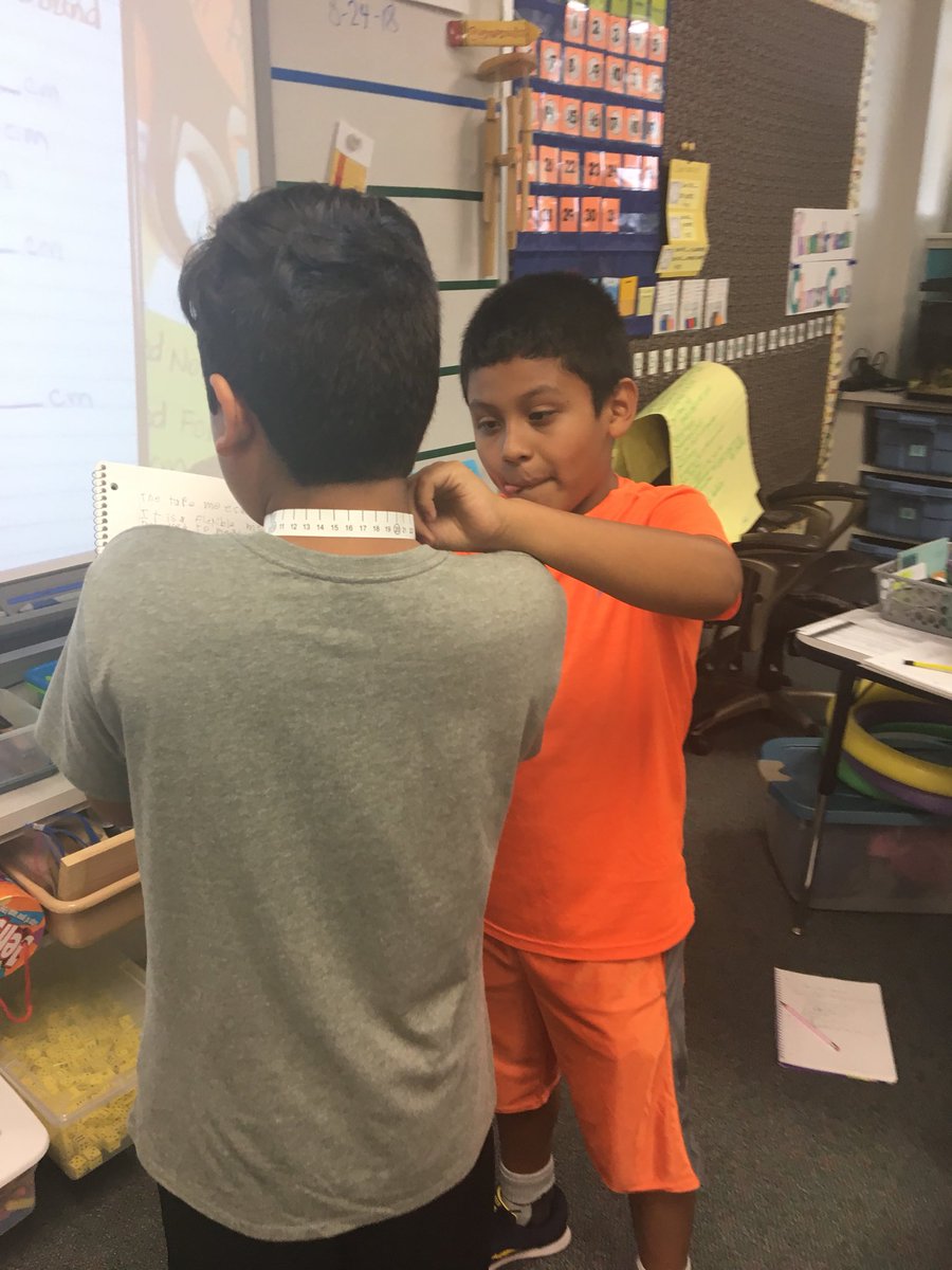 KatinaOsth's tweet image. Measuring non linear things with measuring tape. So much fun! #CSISD #skawesomesince1967 #science