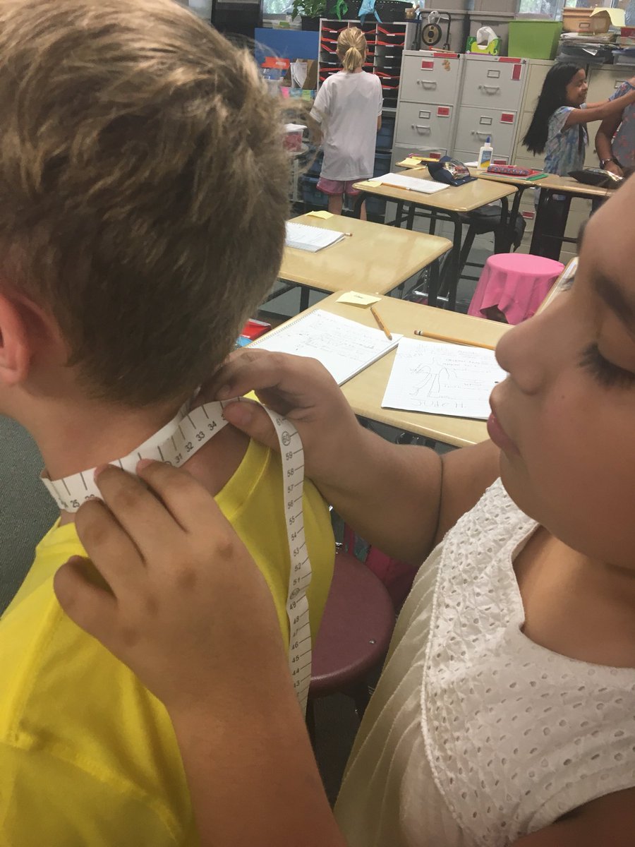 KatinaOsth's tweet image. Measuring non linear things with measuring tape. So much fun! #CSISD #skawesomesince1967 #science