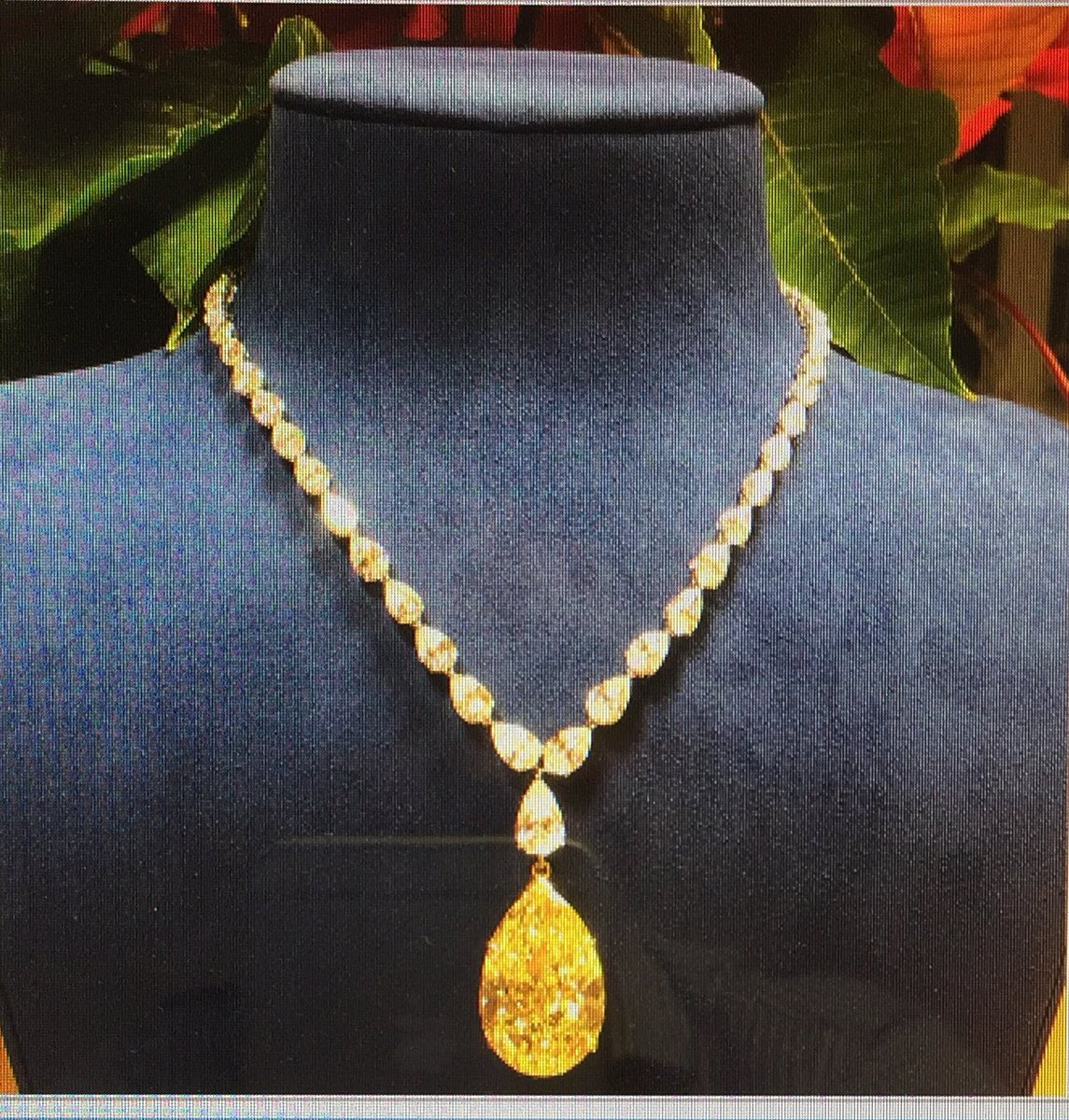 bruno38829650's tweet photo. @ScarselliNY #rare is #real .  #HighJewelery #big #diamonds are our #specialty #Pearshape #fancyintenseyellow #necklace #newyork #hongkong #shanghai #singapore #london #dubai @chinaluxe @Isdiam @TheDiamondLoupe @Sonia_E_Soltani @BillionMagazine @ALROSA_official https://t.co/2eoXknY6nT