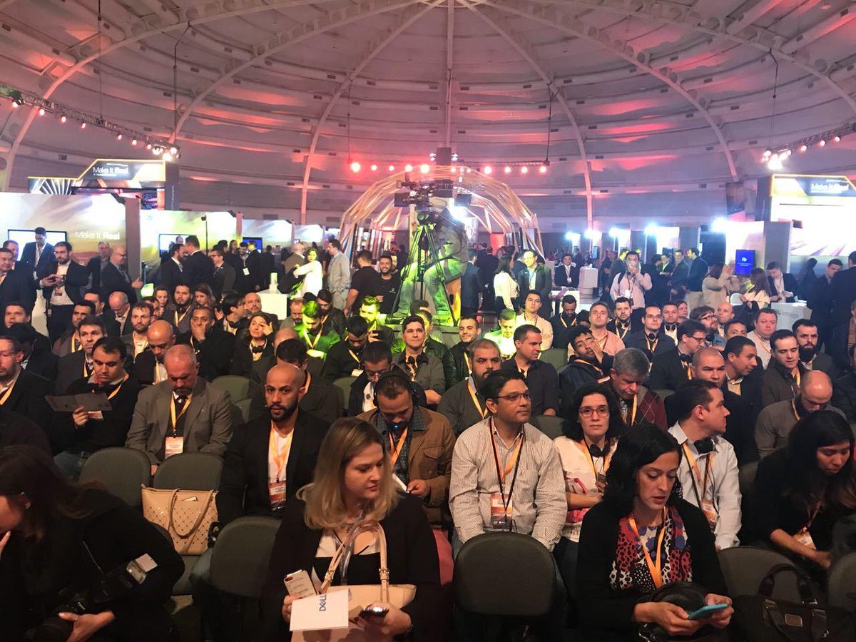 Killer event yesterday at #DellTechForum in Sydney had a lot of cool chats with customers. Loved having the robot Sophia on stage!