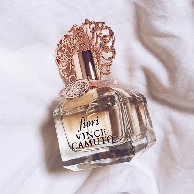 VinceCamuto's tweet photo. Spritz, spritz! Fiori Vince Camuto is sweet and invigorating...just like you! #scentsofstyle #fragrance #perfumes (📸 @_andbeauty_ ) https://t.co/w1MedGSWi0 https://t.co/2gQ2Nbngxu