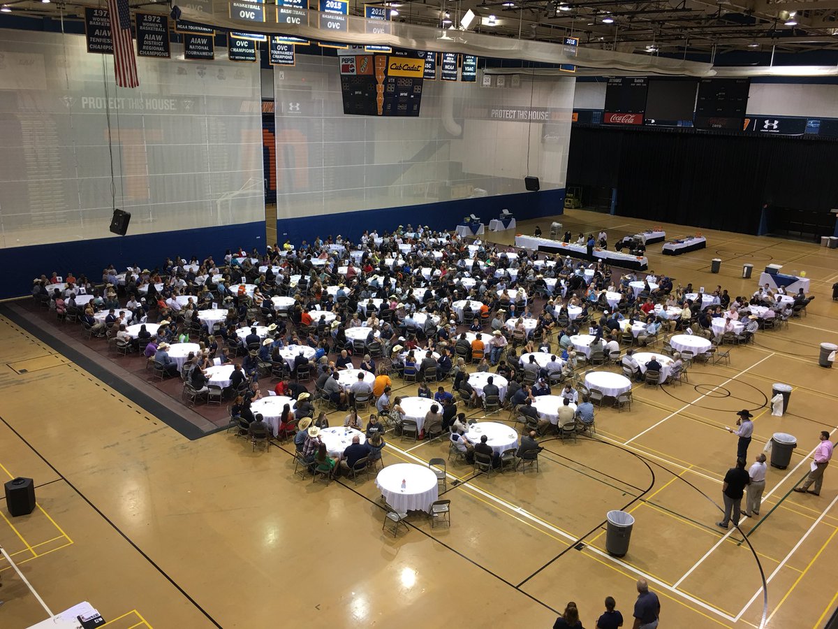 What a great evening of fellowship at tonight’s “Meet the Skyhawks” dinner! Sending out a big THANK YOU to our valued UT Martin supporters who attended this evening!