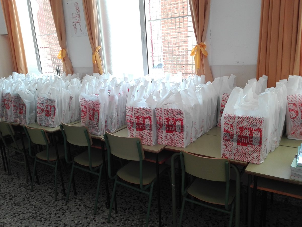 colegioSASR's tweet photo. Preparando el COMIENZO del nuevo curso 18/19 #ventaLibros #preparadosYa #elDíaQueCorresponda #todoParaTod@s #marianistas https://t.co/ewfAOvsF5q