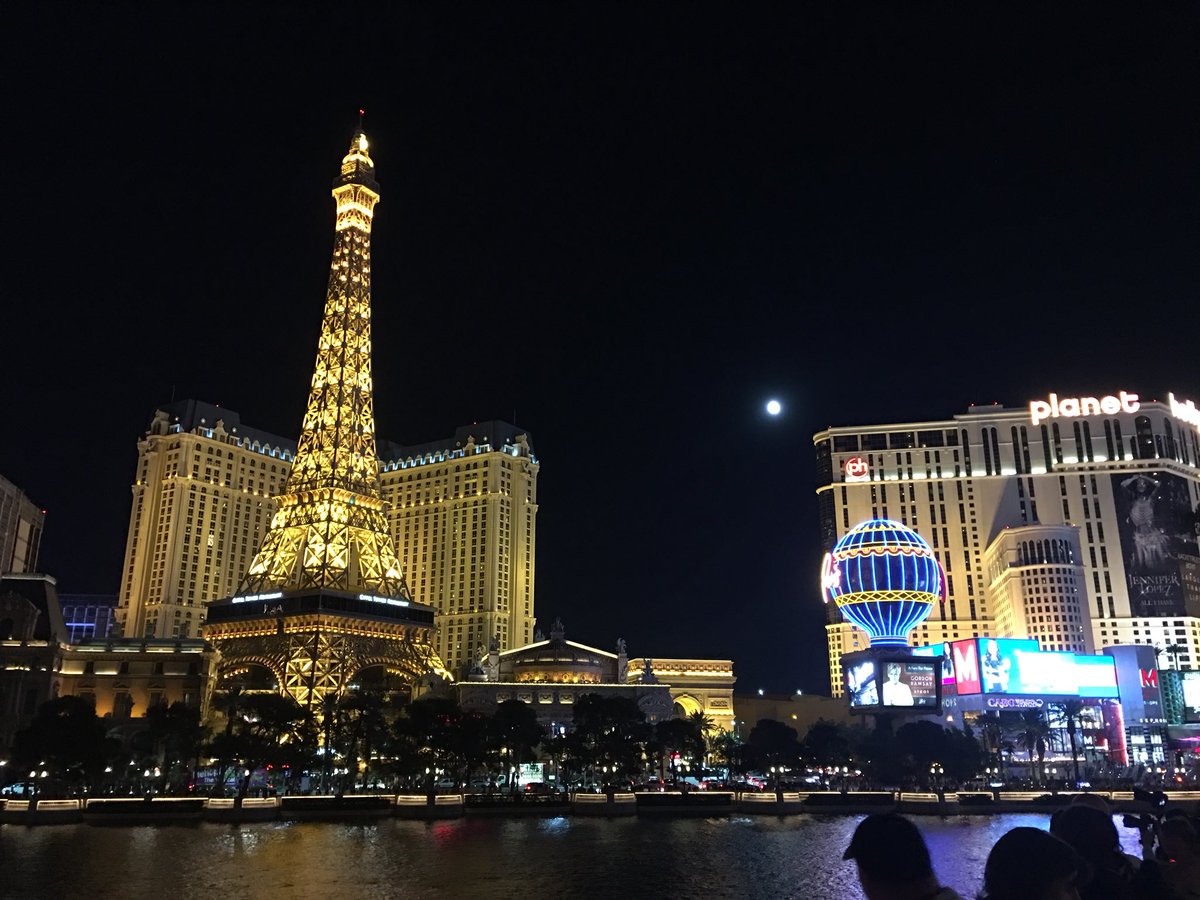 FliArtists's tweet photo. #SinCity. #WAA. #FLiArtists. #Booth227. #EricBibb. #JigJam. #EileenIvers. #RoyalJellyJive. #TimRobbins. #Bellagio https://t.co/ldvR4nCsJA