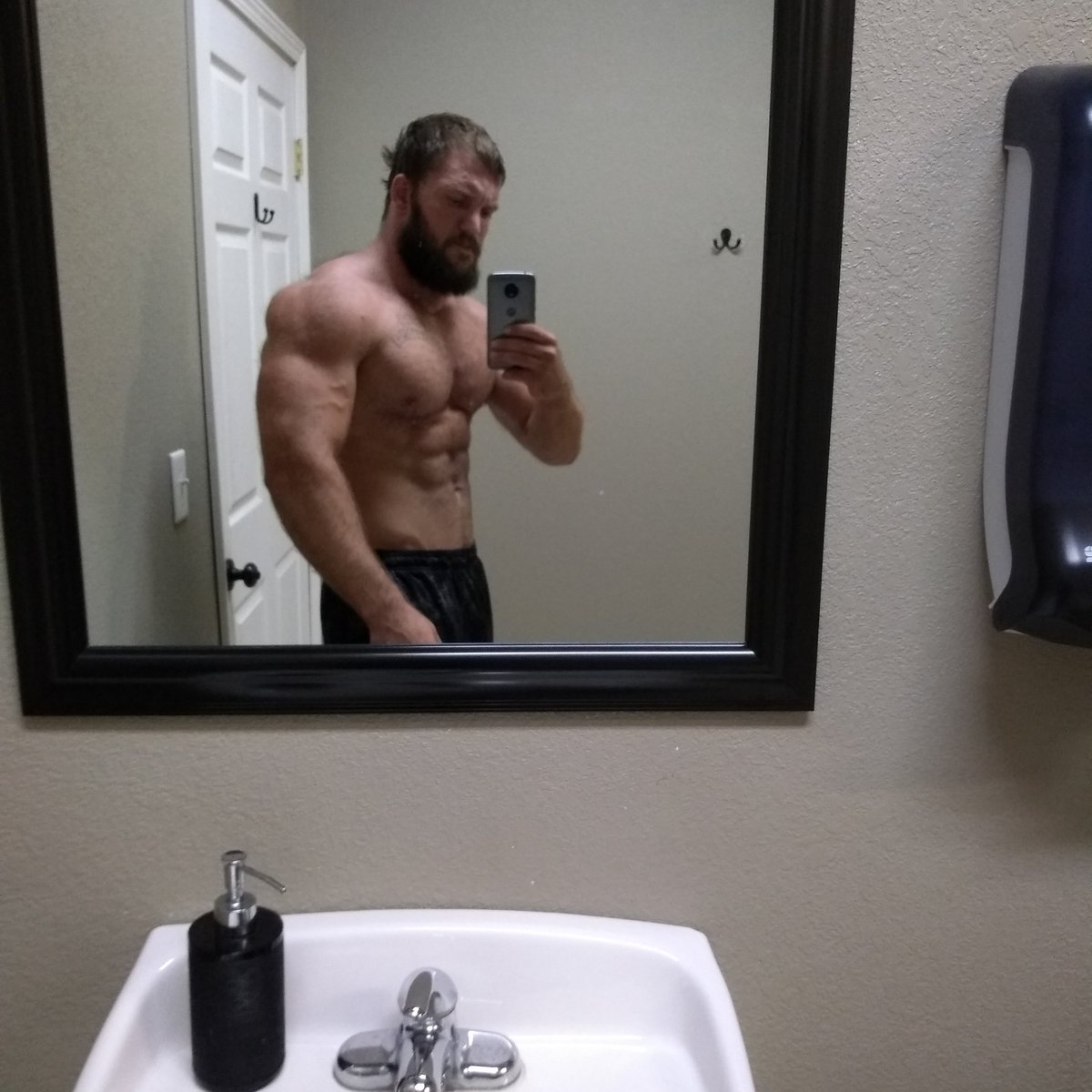 K_Beastly's tweet image. Today's post-workout pic at bodyweight of 209lbs, bf= 11.4% taken a week and a half ago not too shabby, but too light for my tastes #BodyBuilding #Fitness #swoleandflexy