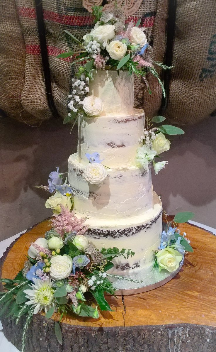 chirpee2's tweet photo. We provide Wedding cake flowers too. Check out website for ideas x🌺
https://t.co/rHD54A7Led
Lovely Wedding Cake by @GoshPatisserie 
#weddingcake
#weddingflowers
#sussexflorist
#weddingflorist
#pangdean https://t.co/FLCpYF7sz5
