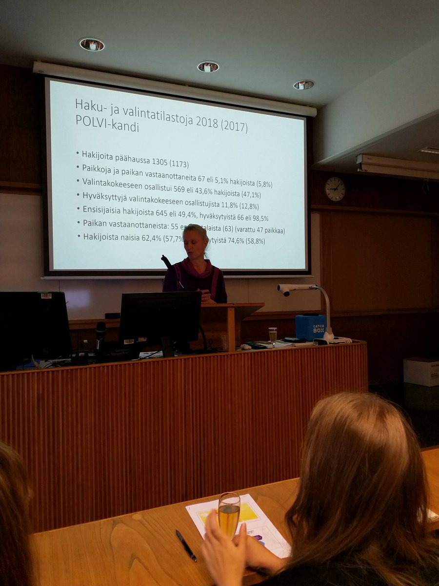 epalonen's tweet photo. Tarkkaan valikoidut uudet opiskelija saapuivat. Riikka Kuusisto opastaa #polvi-kandiohjelmaan. Tästä lähtee #polvikandi @SocSciHelsinki @helsinkiuni #opinnotalkaa https://t.co/8qo1cDqAdO