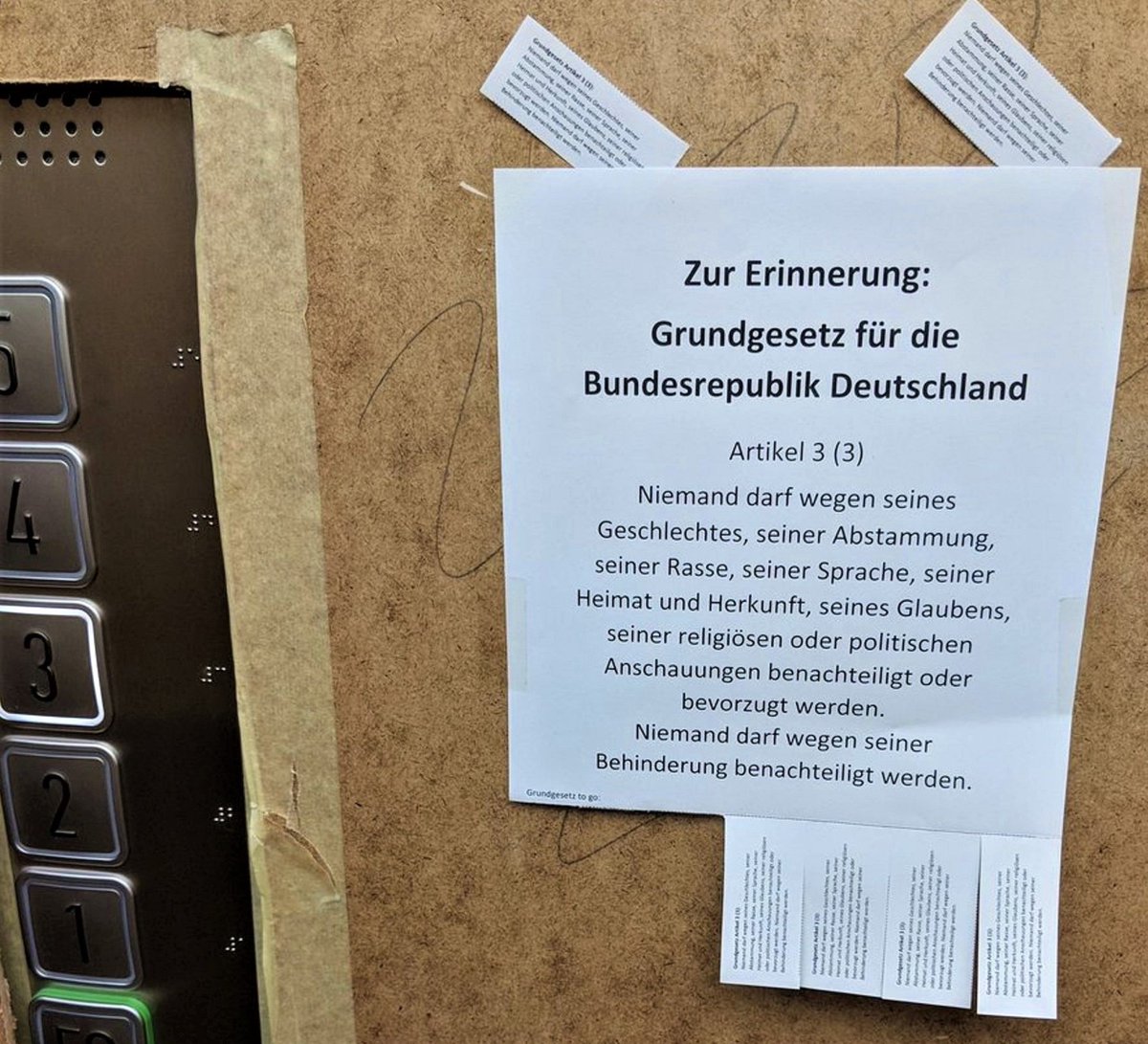 Tom_de_Belfore's tweet photo. Hab gestern wieder mal 50 Zettel mit den Artikel 3 der GG in Aufzügen, Schulen, Behörden+öffentlichen Plätzen angebracht.
Nach dem Urlaub werde ich damit fortfahren.Vielleicht gibt es ja auch noch jemand der dies auch tut.Ideal wäre es,wenn sich in jeder Stadt dafür jemand findet https://t.co/oCPhk7WvLs