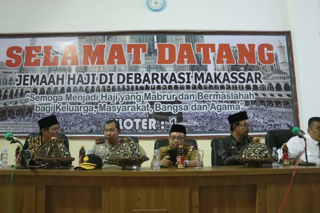 SulselMengabari's tweet photo. Kapolda Sulsel Sambut Jamaah Haji Kloter Pertama https://t.co/PnJF2B3i05 https://t.co/kVc7s5t30B